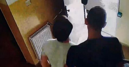 19-latek włożył przebranie. Potem wszedł do jego domu