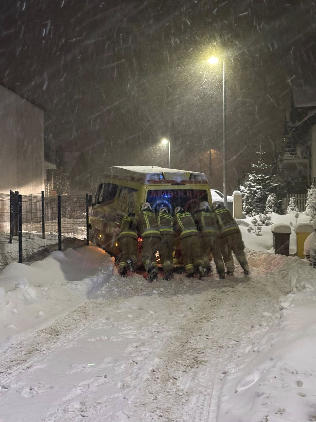 Karetka pogotowia utknęła w zaspie śniegu.