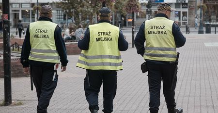 Użyli gazu i kajdanek, bo nie miał maseczki. Strażnicy miejscy z zarzutami