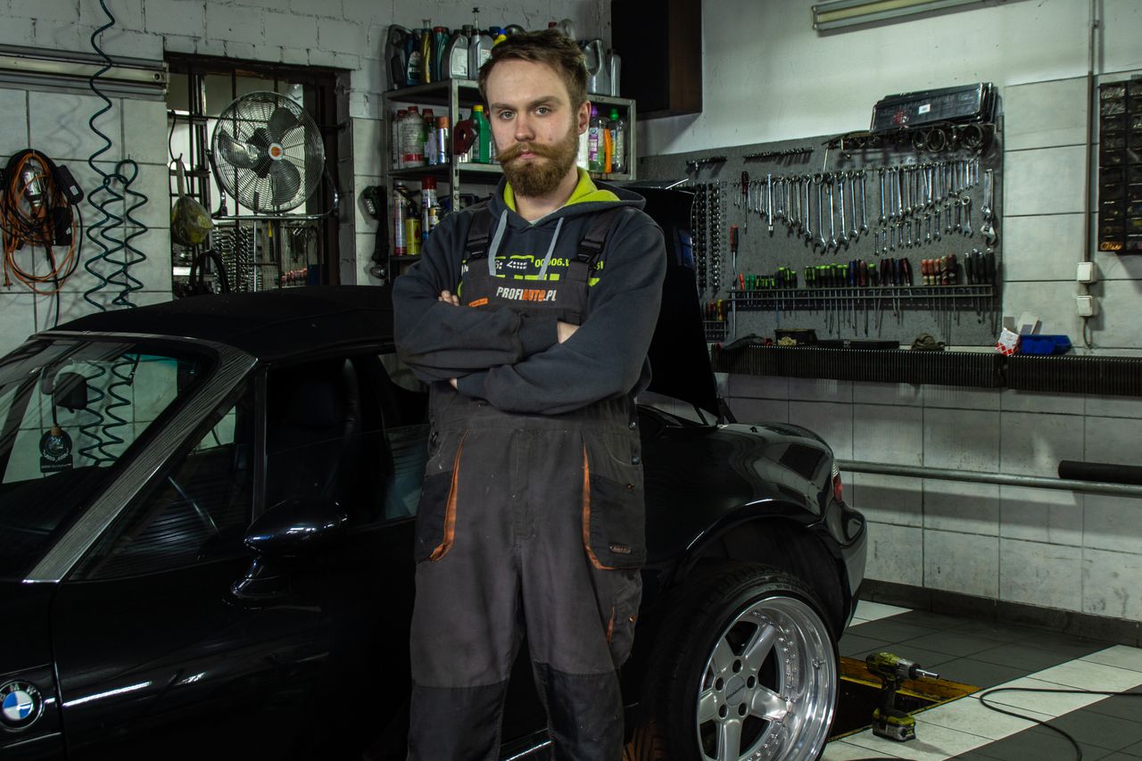 Marek - mechanik i współwłaściciel rodzinnego warsztatu samochodowego pod Warszawą