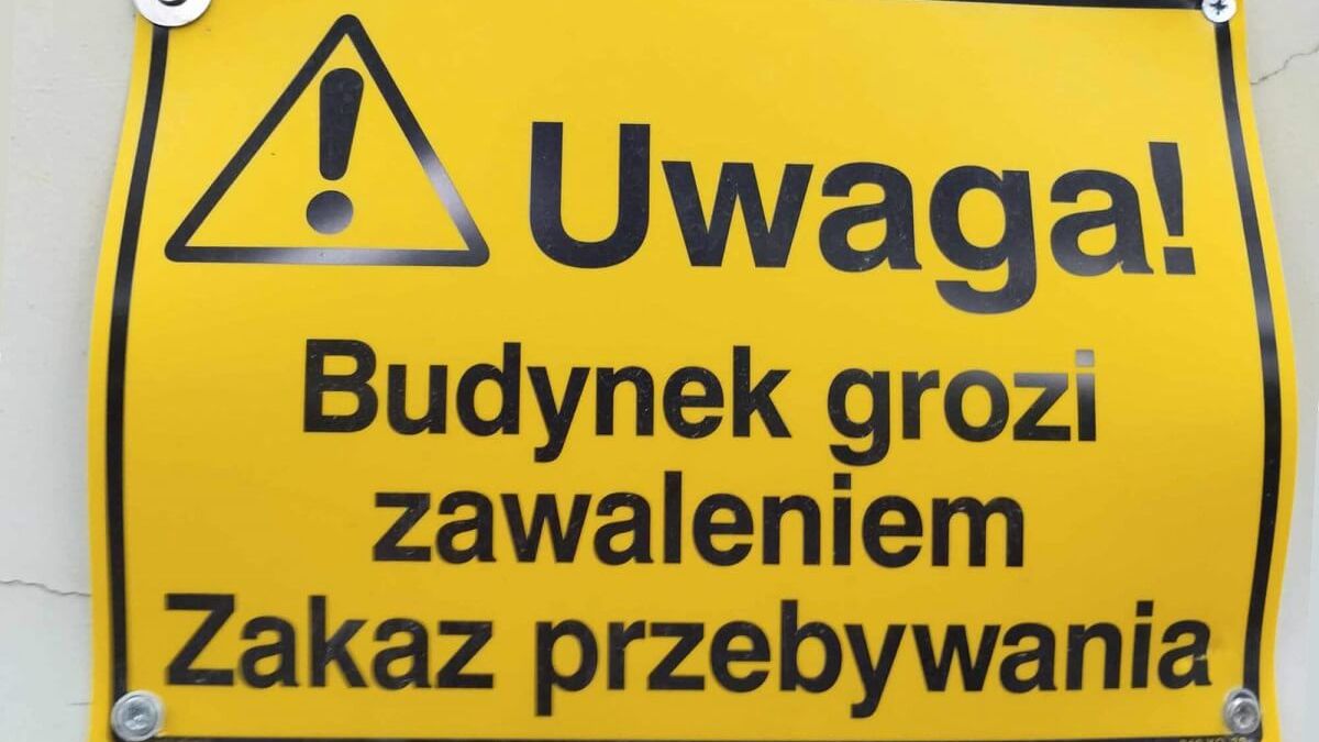Tablica budynek grozi zawaleniem