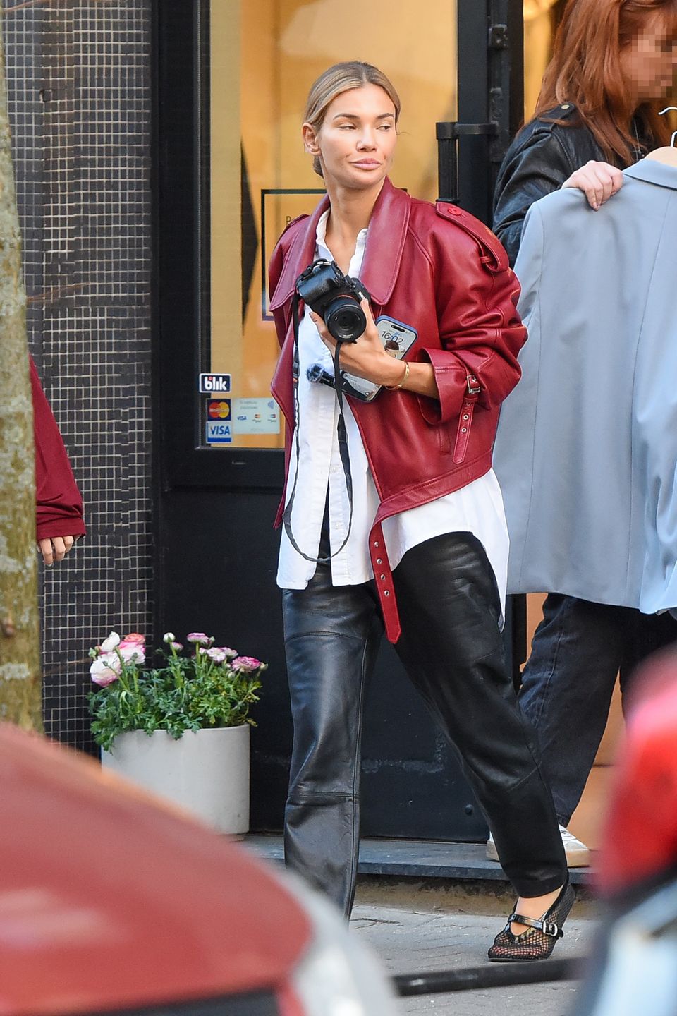 Maja Bohosiewicz robi zdjęcia przed swoim butikiem