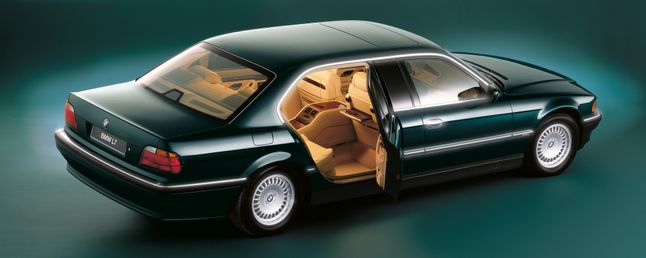 W latach 1997-2001 BMW produkowało także superluksusową wersję L7. Bazowała ona na 750iL, zatem dysponowała widlastą dwunastką. Wszystkie 899 sprzedanych egzemplarzy dysponowało rozstawem osi równym 3320 mm i ważyło około 2270 kg.