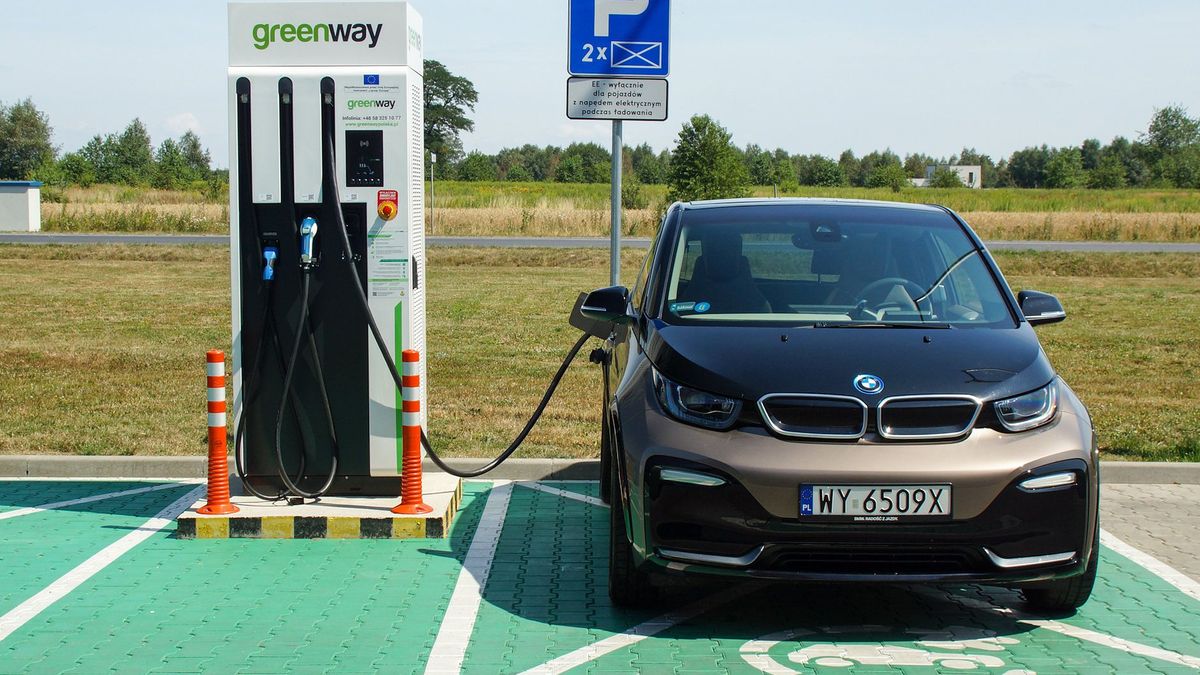 BMW i3s na ładowarce GreenWay