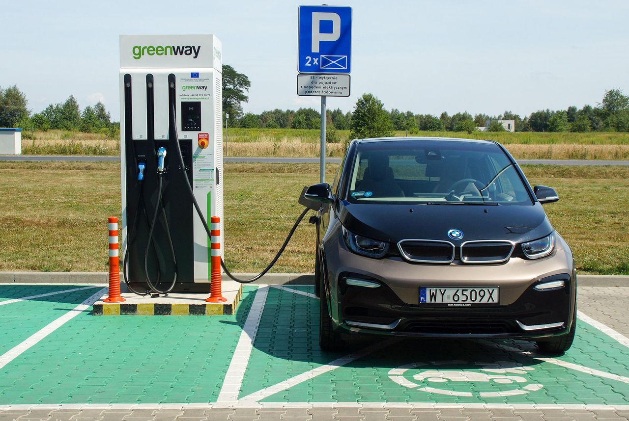 BMW i3s na ładowarce GreenWay