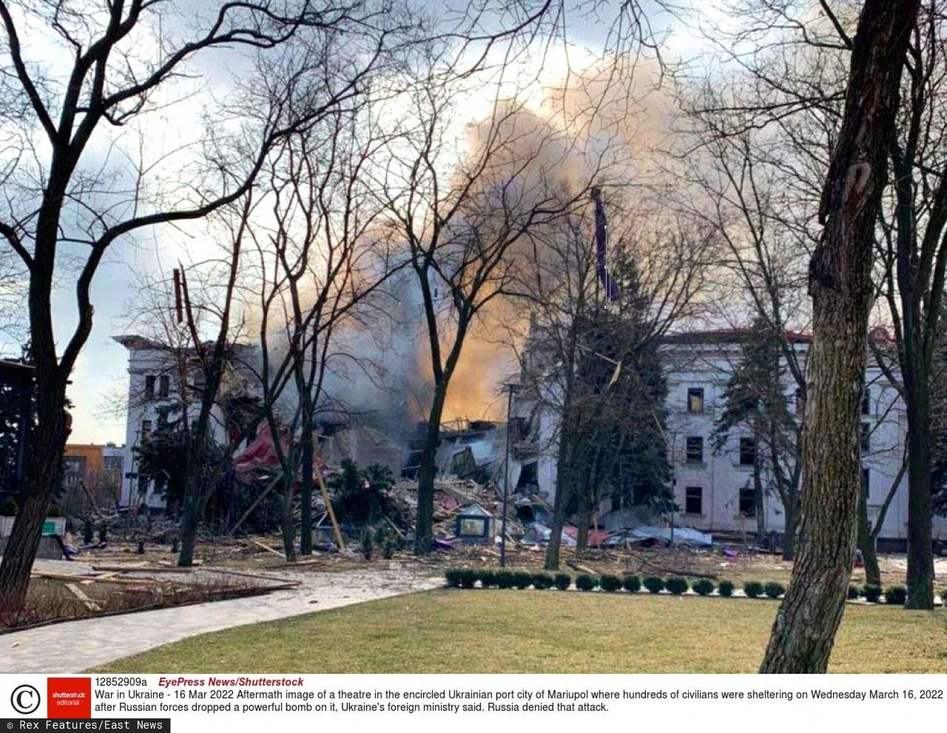 Wojna w Ukrainie - zbombardowany teatr w MariupoluMandatory Credit: Photo by EyePress News/Shutterstock (12852909a)  Aftermath image of a theatre in the encircled Ukrainian port city of Mariupol where hundreds of civilians were sheltering on Wednesday March 16, 2022 after Russian forces dropped a powerful bomb on it, Ukraine?'s foreign ministry said. Russia denied that attack.  War in Ukraine - 16 Mar 2022EyePress News/Shutterstock