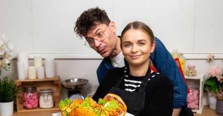 Pizzowe pierożki faszeruję na bogato kurczakiem i frytkami. Na talerzu nie zostaje po nich nawet jeden okruszek