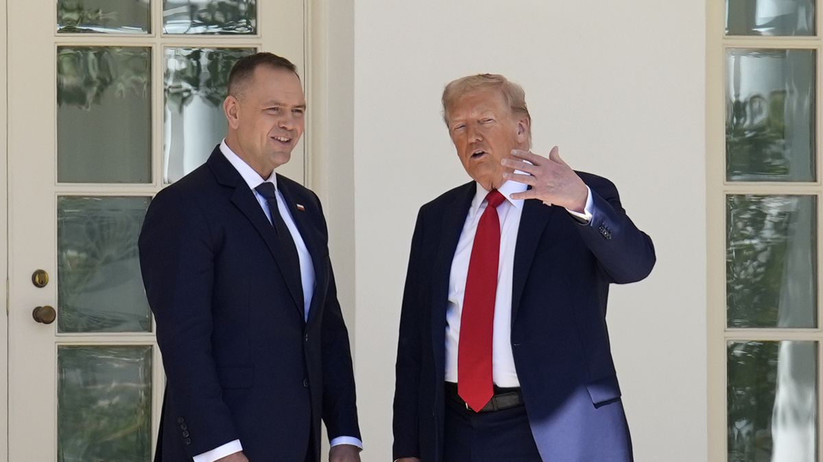 US President Donald Trump (R) welcomes Polish President Karol Nawrocki at the White House in Washington, DC, USA, 03 September 2025. Polish President Nawrocki is on his official first overseas trip since taking office. EPA/YURI GRIPAS / POOL Dostawca: PAP/EPA.