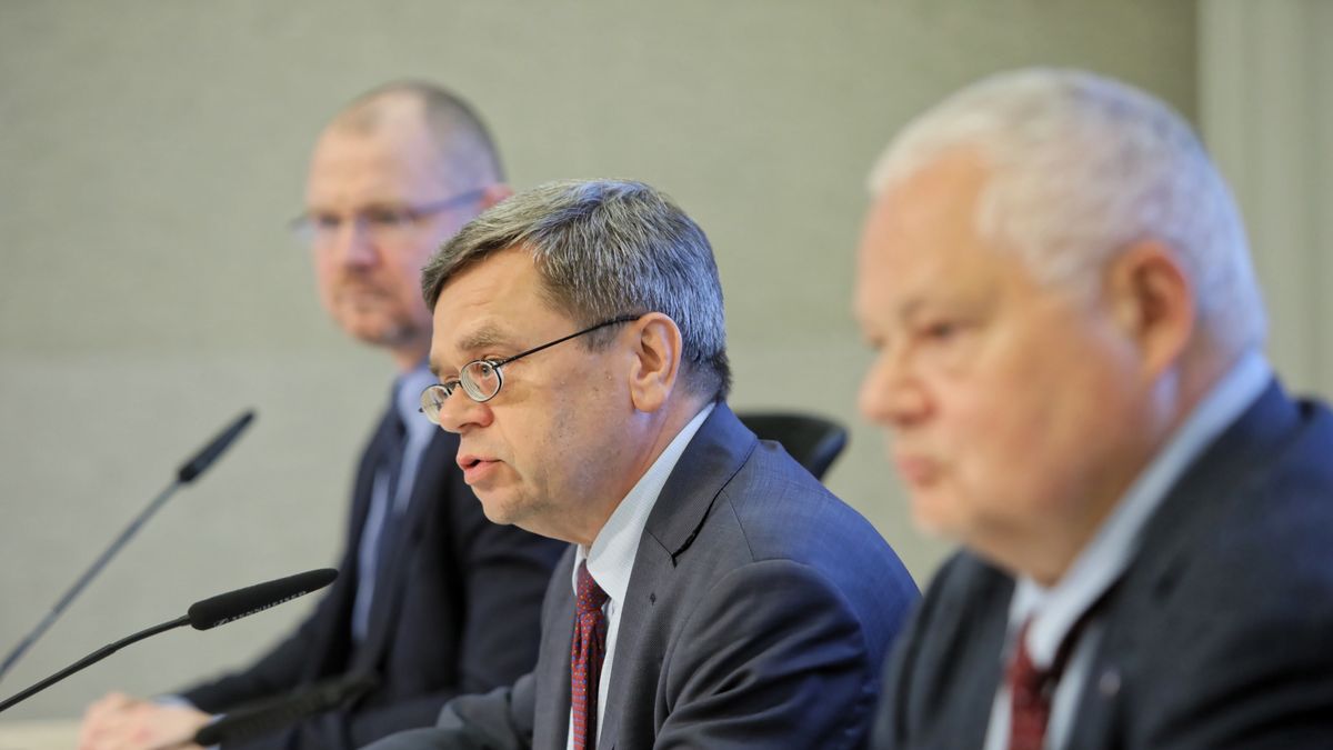 Eugenisz Gatnar (w środku) jest jednym z członków RPP.