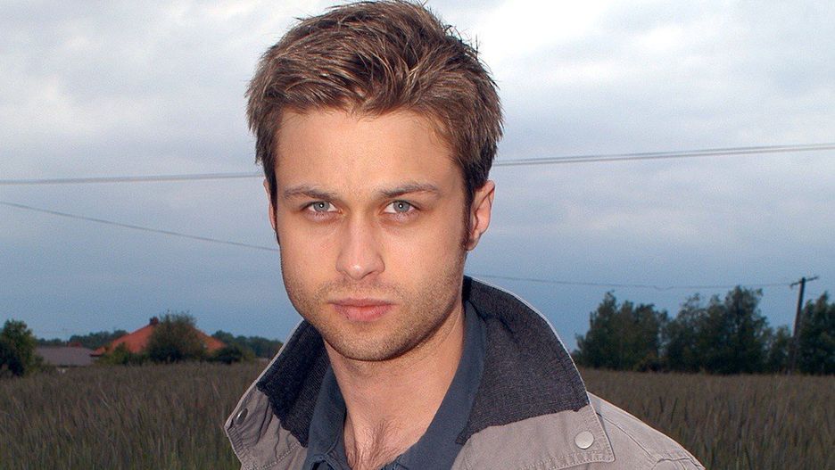 Maciej Zakościelny na planie serialu Kryminalni, który otworzył mu drzwi do wielkiej aktorskiej kariery.