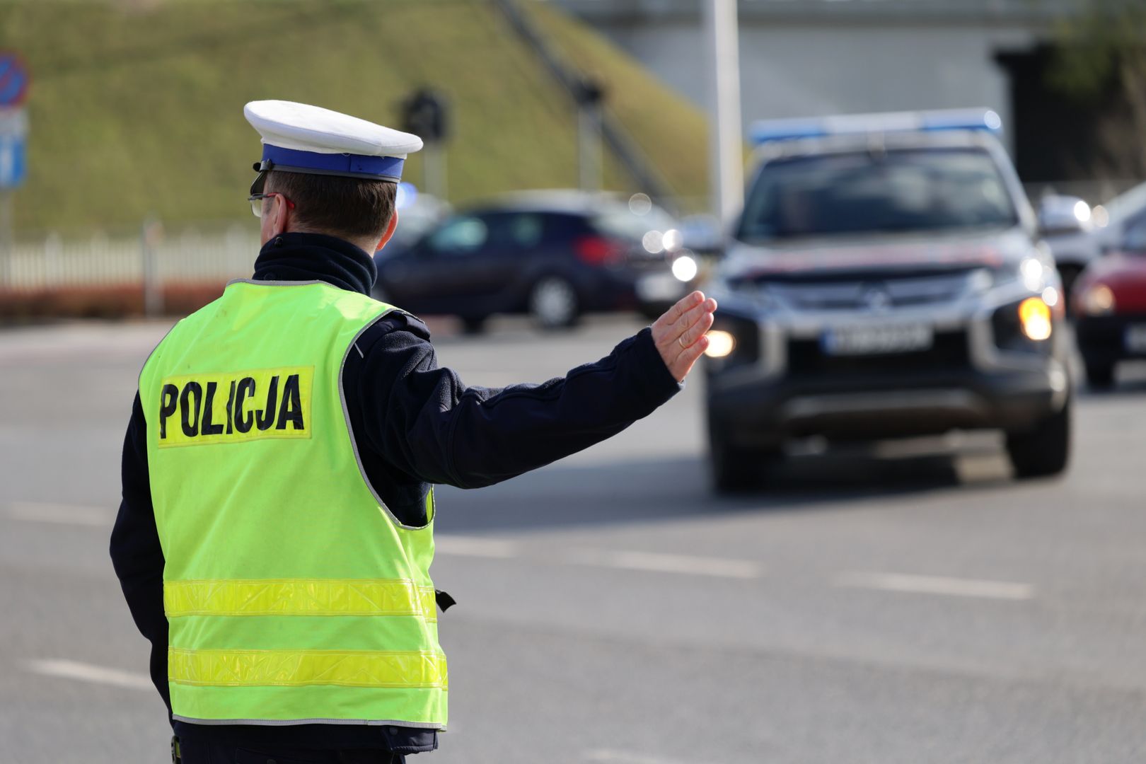 Policja prosi ludzi, by machali kierowcom. Oto powód