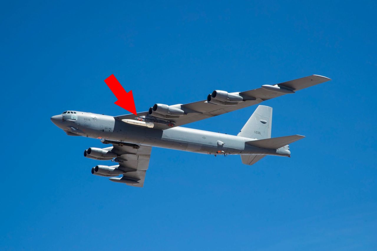 Samolot B-52 z pociskiem AGM-138A ARRW pod skrzydłem