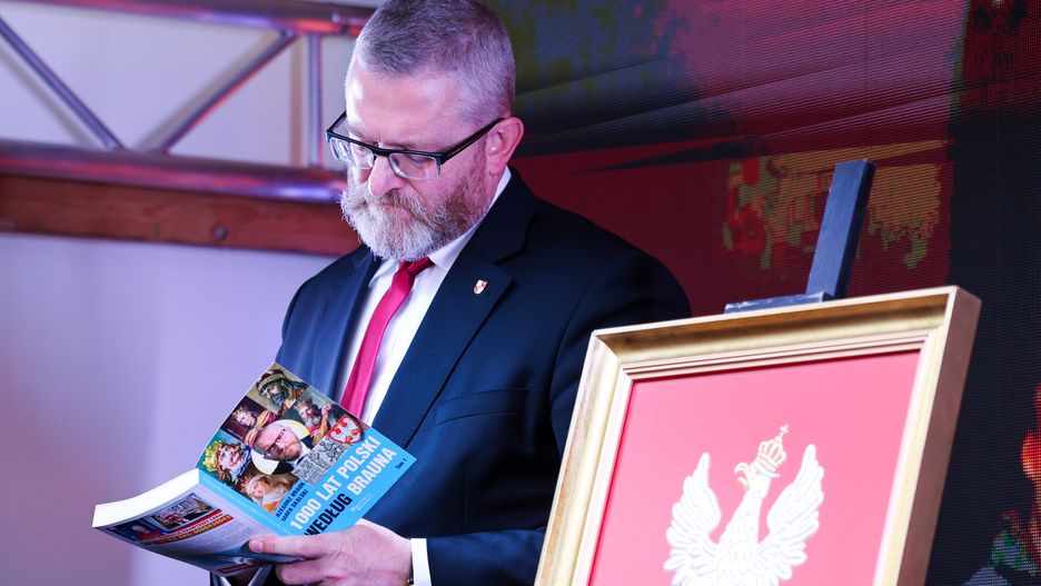 Warszawa, 16.05.2025. Wybory Prezydenta RP 2025 - kampania. Europoseł, kandydat w zbliżających się wyborach na fotel prezydenta RP Grzegorz Braun podczas spotkania podsumowującego kampanię wyborczą, 16 bm. na Placu Zamkowym w Warszawie. (jm) PAP/Szymon Pulcyn