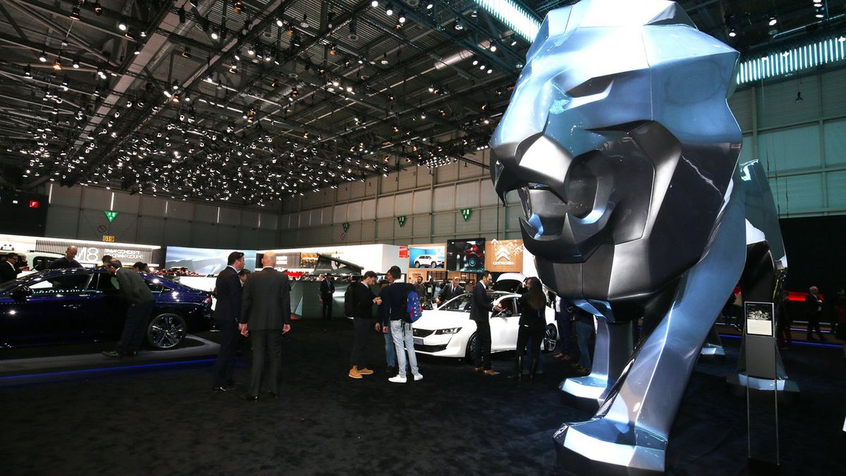 Tego lwa, zdobiącego stoisko Peugeota na większych imprezach, nie zobaczymy w tym roku w Genewie