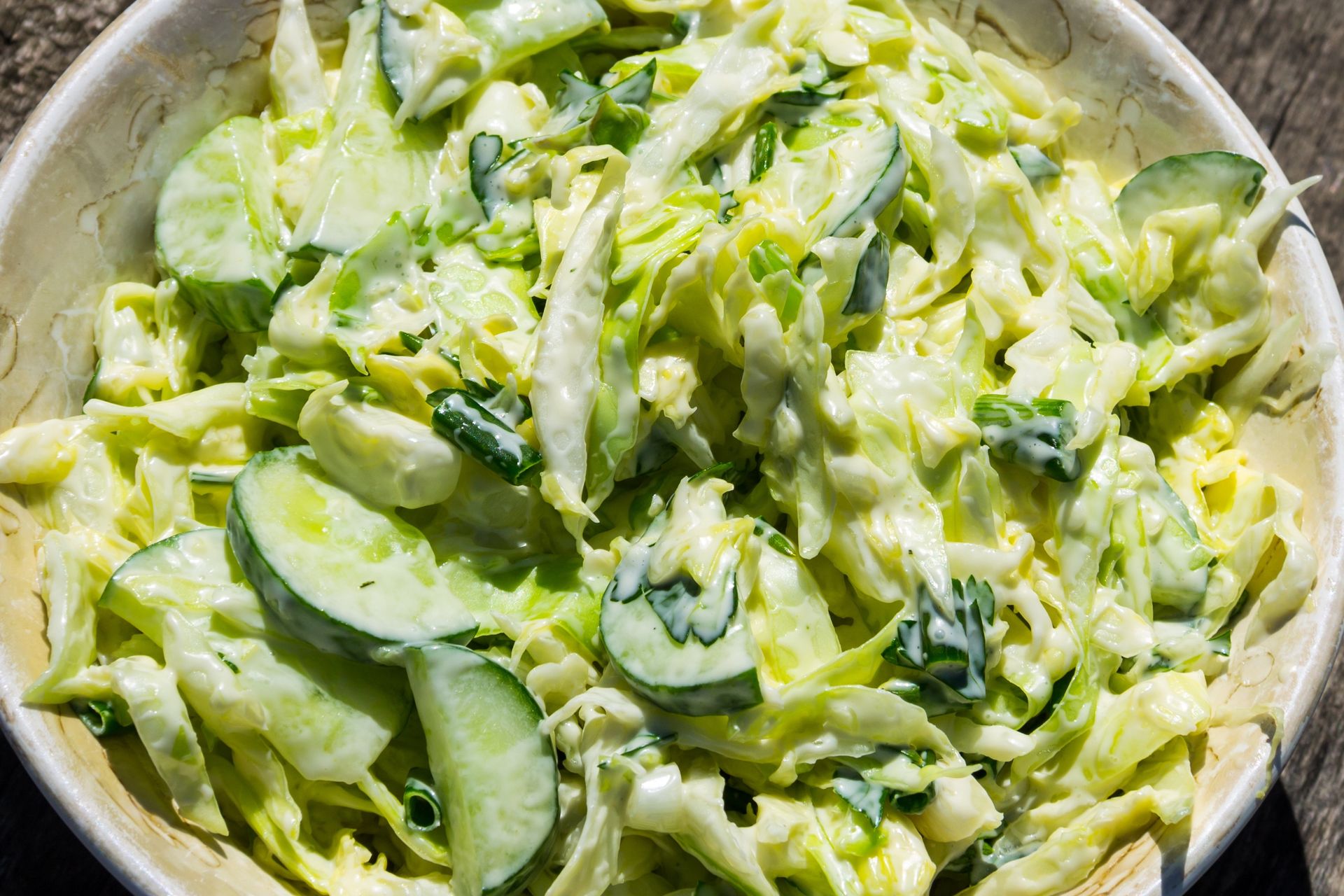 Teściowa nie zalewa sałaty śmietaną. Robi kremowy sosik i serwuje do kotletów