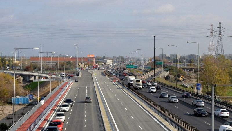  (Fot: Warszawa. Wypadek na S8. Trzy samochody osobowe zderzyły się na Modlińskiej, a na moście Grota Roweckiego kwadrans później doszło do wypadku dwóch ciężarówek)