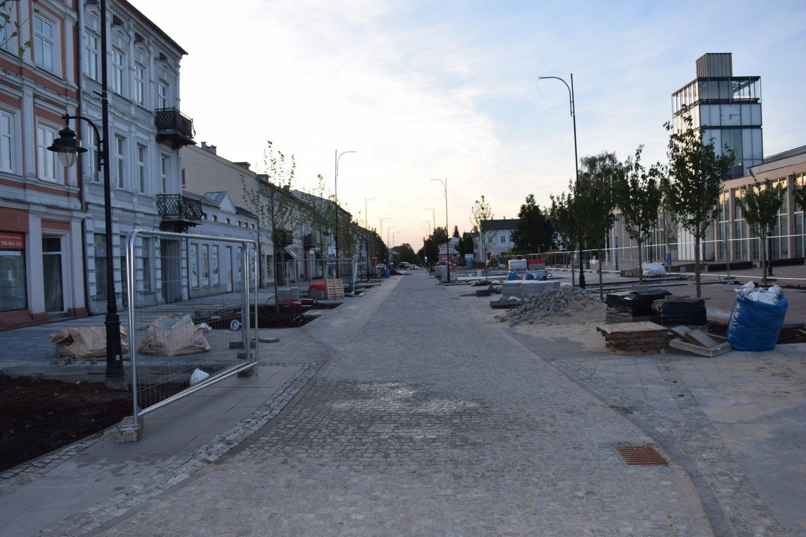 Drzewa zastąpiły beton w centrum Zduńskiej Woli. To już każdy widzi