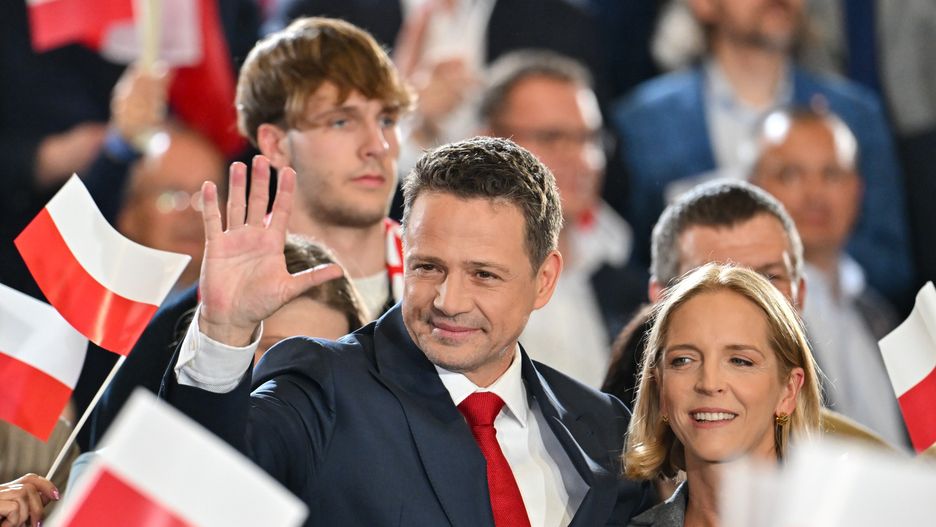 Sandomierz, 18.05.2025. Wybory prezydenta RP - I tura. Kandydat KO w wyborach prezydenckich, prezydent Warszawy Rafał Trzaskowski (C) z żoną Małgorzatą (P) w sztabie wyborczym w Hali Sportowo-Widowiskowej MOSiR w Sandomierzu, 18 bm. Zakończyło się głosowanie w I turze wyborów prezydenta RP. (mr) PAP/Piotr Polak