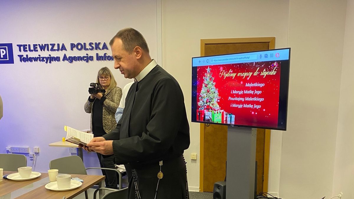 Ksiądz w siedzibie TVP