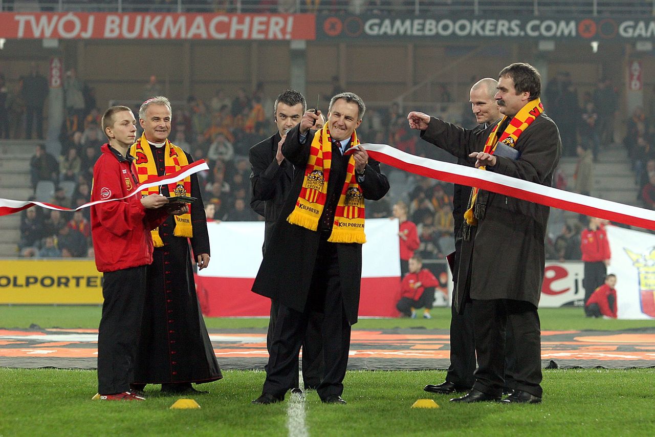 Otwarcie stadionu Korony. Wstęgę przecina Krzysztof Klicki, ówczesny właściciel klubu. Za nim stoi Paweł Jańczyk