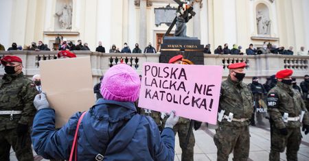 Warszawa. Umorzono postępowanie ws. zrzucenia kobiety ze schodów kościoła