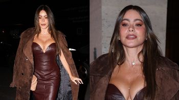 Wydekoltowana Sofia Vergara wita paparazzi w Paryżu, pozując w bordowej sukience i futrze