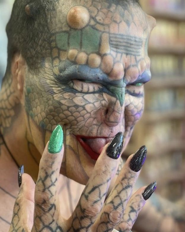 62-latka wierzy, że jest pół człowiekiem, pół SMOKIEM. Na operacje plastyczne wydała już ponad 300 tysięcy złotych (FOTO)