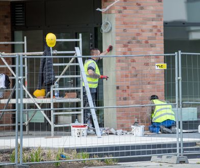 Zarobki w budowlance. Zaczynają się niewiele ponad minimalną, ale kończą wysoko