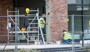 Zarobki w budowlance. Zaczynają się niewiele ponad minimalną, ale kończą wysoko