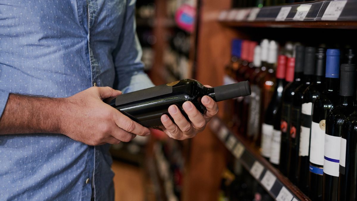 Droższy alkohol i słodzone napoje. Nawrocki się nie zgadza