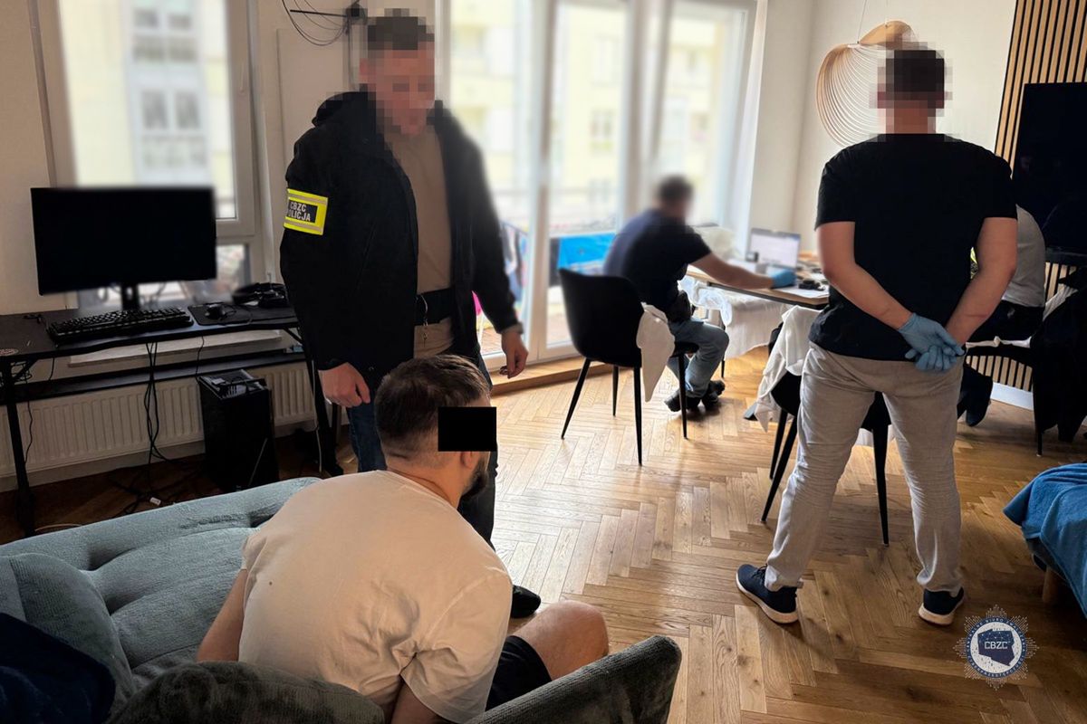 Białystok: rozbito grupę wyłudzającą kody BLIK. Dwaj liderzy w areszcie
