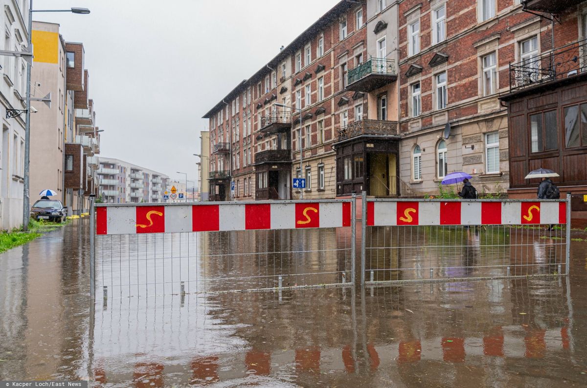 lokalne, powódź, woda pitna, woda Pij tylko wodę butelkowaną. Alert RCB dla dwóch województw