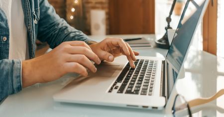 Adware – czym jest i jak się przed nim bronić?