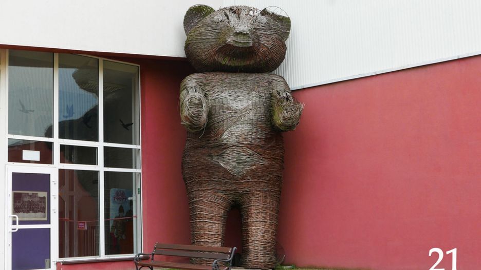 Śląskie.  Specjalny dźwig ustawił misia przed wejściem do Centralnego Muzeum Pożarnictwa w Mysłowicach.