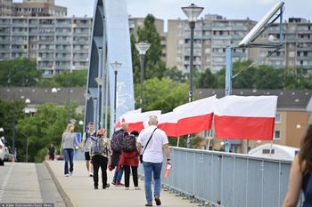 Niemiec oskarżony o znieważenie polskich flag na moście granicznym