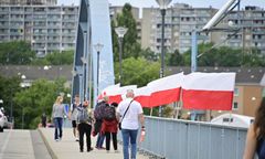 Niemiec oskarżony o znieważenie polskich flag na moście granicznym