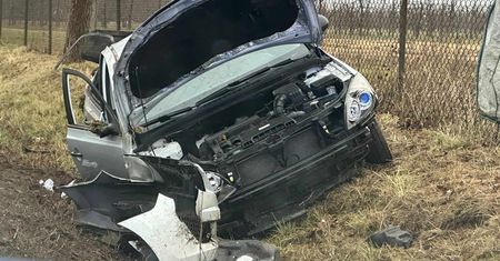 19-latek stracił panowanie nad pojazdem i uderzył w drzewo