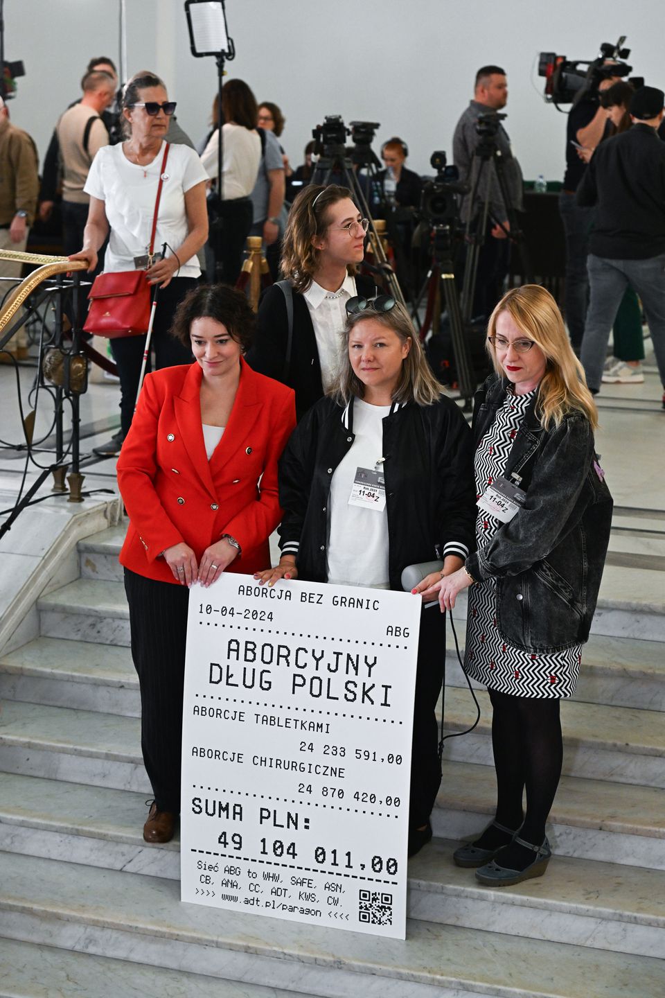 Warszawa, 11.04.2024. Od frontu: posłanka Lewicy Anna Maria Żukowska (L) oraz działaczki inicjatywy Aborcyjny Dream Team Natalia Broniarczyk (C) i Kinga Jelińska (P) podczas konferencji prasowej w Sejmie w Warszawie, 11 bm. Konferencja dot. projektów dotyczących zmian w przepisach aborcyjnych, którymi ma się zająć Sejm. (jm) PAP/Radek Pietruszka