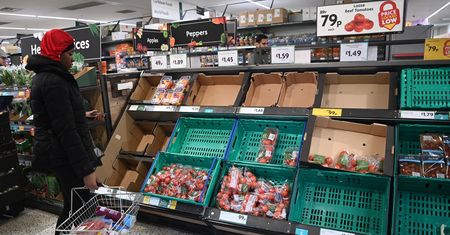 Puste półki w sklepach w Wielkiej Brytanii. Brakuje owoców i warzyw