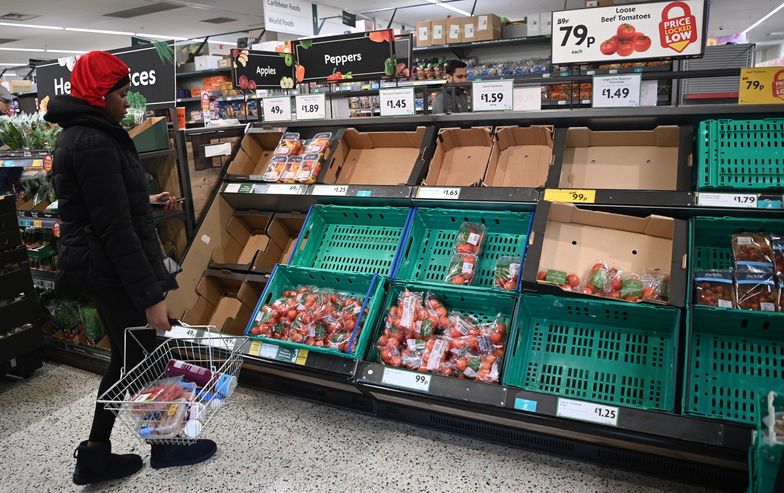 Puste półki w sklepach w Wielkiej Brytanii. Brakuje owoców i warzyw