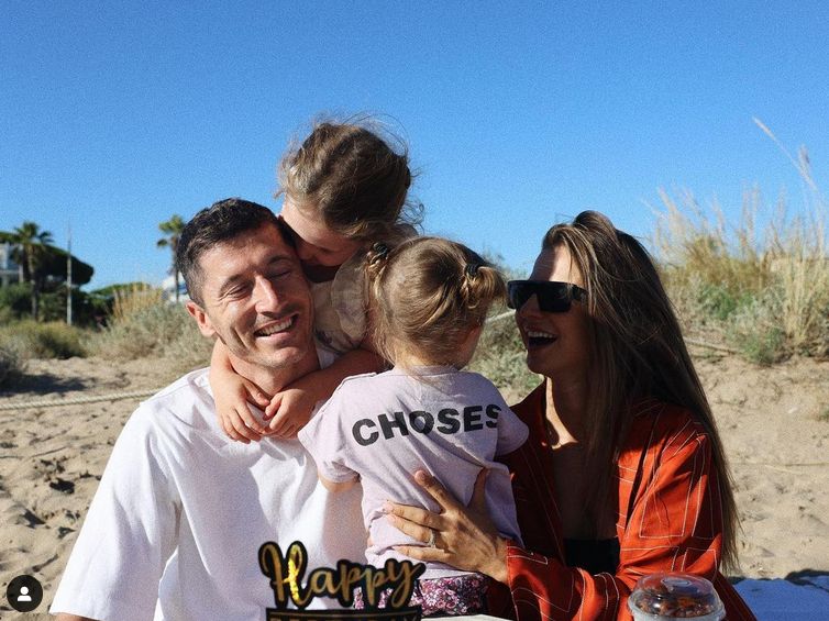 Anna Lewandowska z dziećmi i Robertem Lewandowskim