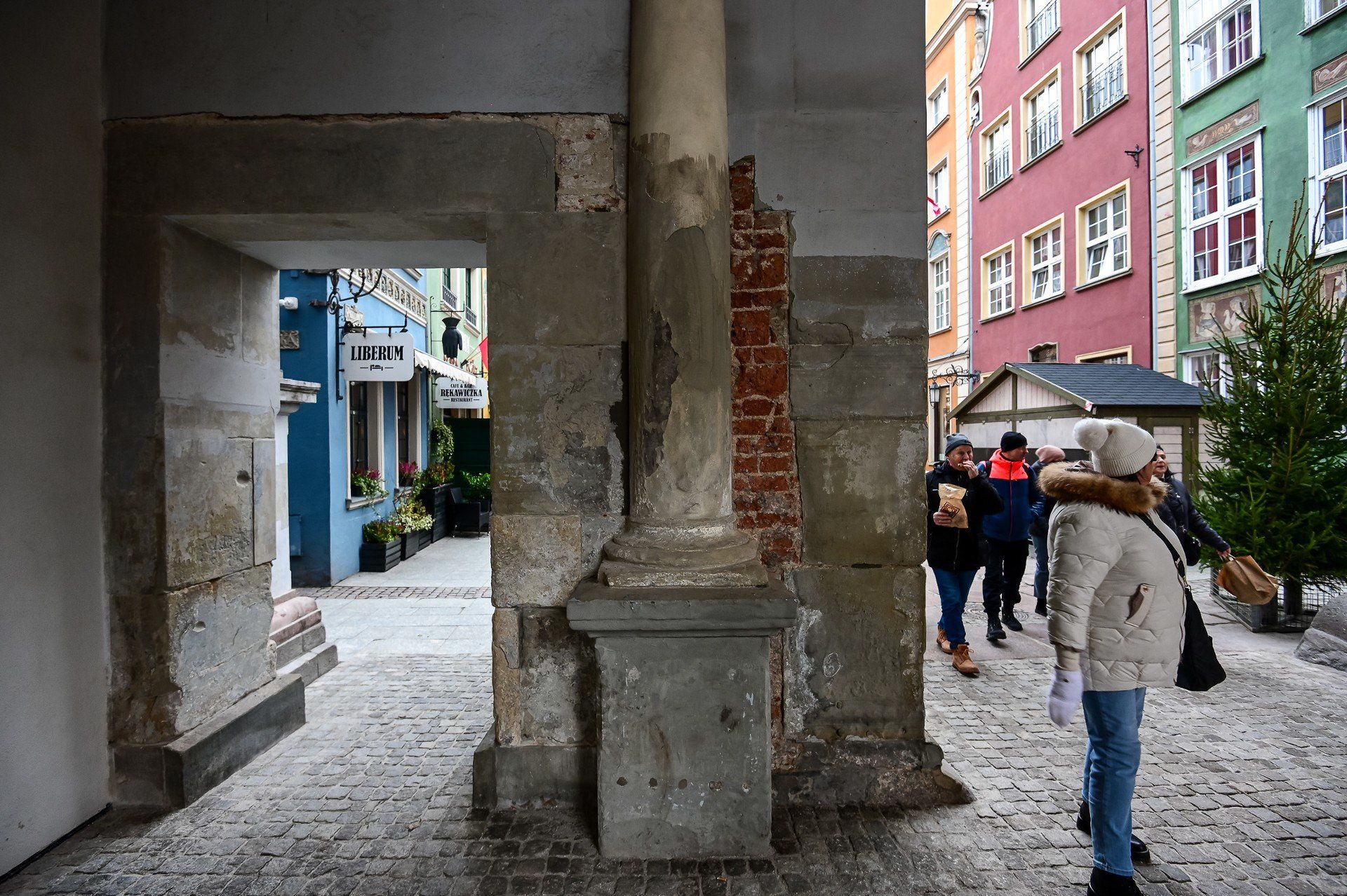 Mieszkańcy i turyści zaskoczeni &#34;nowym&#34; wyglądem słynnej Złotej Bramy w Gdańsku