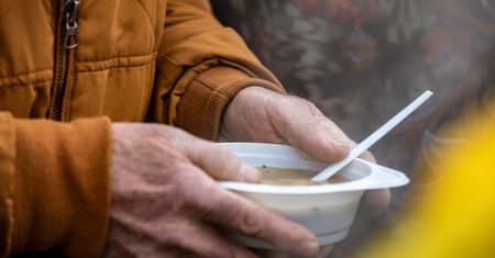Bezdomny zakażony koronawirusem. Spędził noc na ławce w parku, bo nikt nie chciał mu pomóc