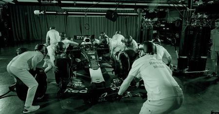 Błyskawiczny pit-stop po ciemku. Imponujący wyczyn mechaników Red Bulla
