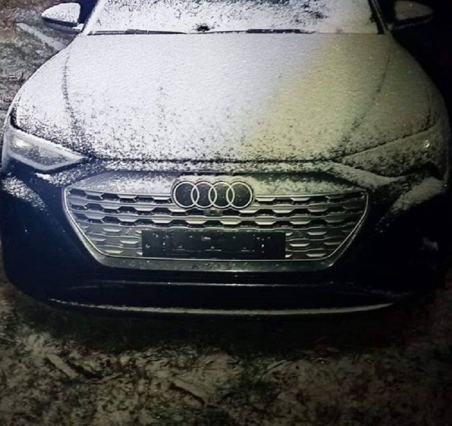 Znaleźli Audi w krzakach. Nowiutkie auto zostało porzucone