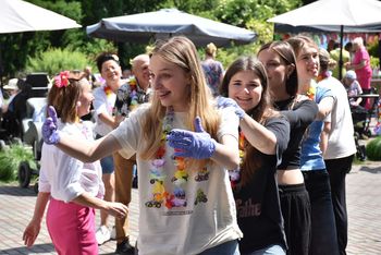 Hawaje w Domu Pomocy Społecznej w Malborku. Rodzinnie i radośnie podczas festynu integracyjnego