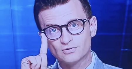 Dziennikarz TVP poprawił okulary. Przyjrzyj się dokładnie