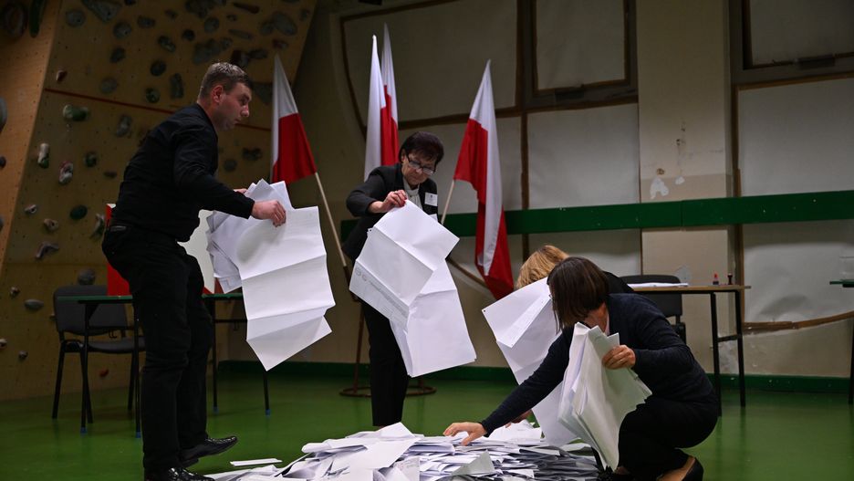 Przemyśl, 15.10.2023. Otwarcie urny wyborczej w Obwodowej Komisji Wyborczej nr 7 w II Liceum Ogólnokształcące im. Kazimierza Morawskiego w Przemyślu, 15 bm. Zakończyły się wybory parlamentarne. PiS wygrało niedzielne wybory do Sejmu z wynikiem 36,8 proc. (aldg) PAP/Darek Delmanowicz