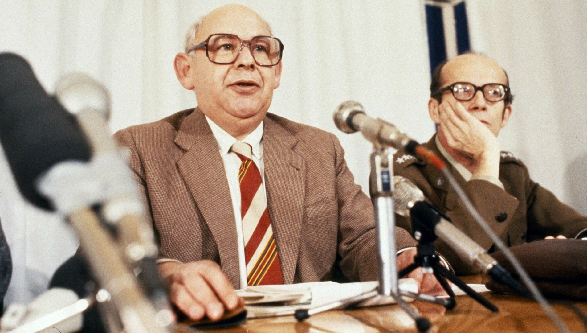 Rzecznik rządu Jerzy Urban w trakcie konferencji prasowej podczas stanu wojennego. Warszawa, 1982.
WOJTEK LASKI