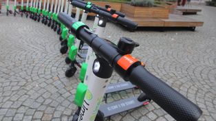 Warszawa: Będą ograniczenia w używaniu hulajnóg? Jest propozycja zmian